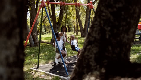 Niños-Jugando-En-Los-Columpios