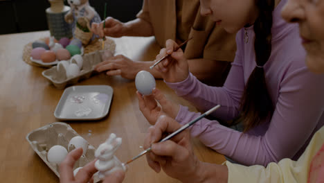 Gente-Pintando-Adornos-De-Pascua