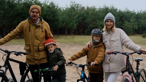 Familia-Feliz-Con-Bicicletas