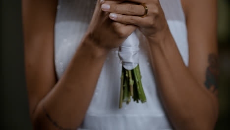 Bride-with-bouquet