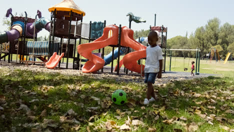 Junge-Spielt-Im-Park