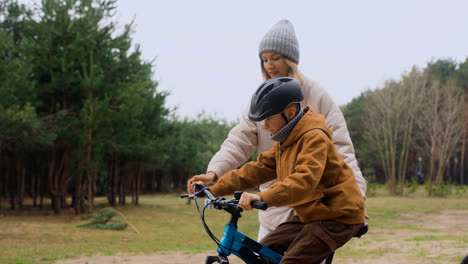 Niño-Aprendiendo-A-Andar-En-Bicicleta