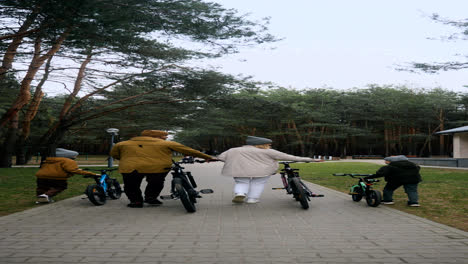 Family-walking-with-bikes