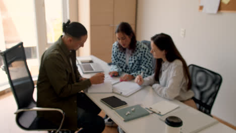 Gente-Trabajando-En-La-Oficina