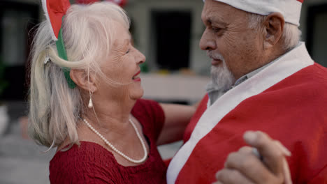 Familia-Feliz-Divirtiéndose-En-El-Jardín