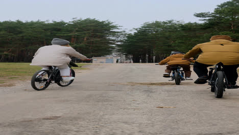 Familie-Fahrrad-Fahren-Im-Freien