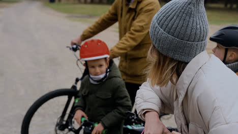 Glückliche-Familie-Mit-Fahrrädern