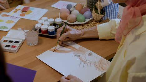 Mujer-Mayor-Pintando-Un-Conejito