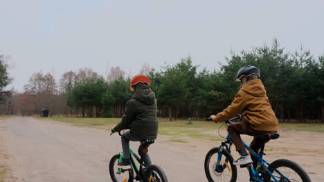 Niños-Andando-En-Bicicleta