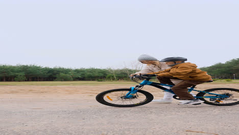 Niño-Aprendiendo-A-Andar-En-Bicicleta