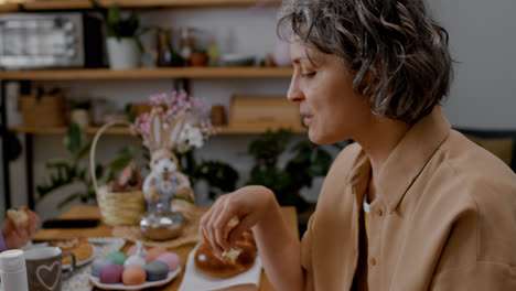 Woman-talking-with-her-family