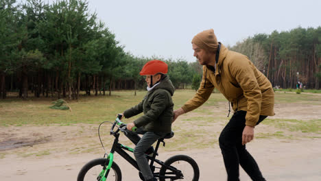 Niño-Aprendiendo-A-Andar-En-Bicicleta