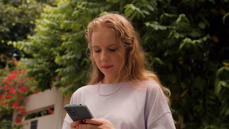 Concerned-girl-using-smartphone-outdoors