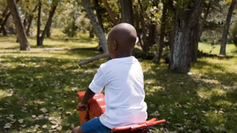 Niño-En-El-Patio-De-Recreo