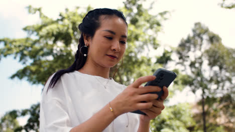 Girl-using-smartphone-outdoors