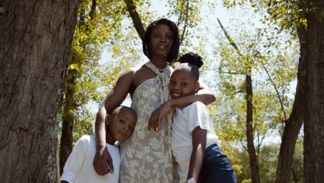 Family-posing-outdoors