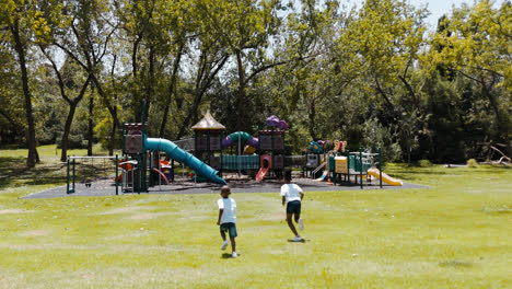 Niños-Jugando-En-El-Parque