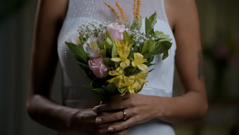 Braut-Mit-Blumenstrauß