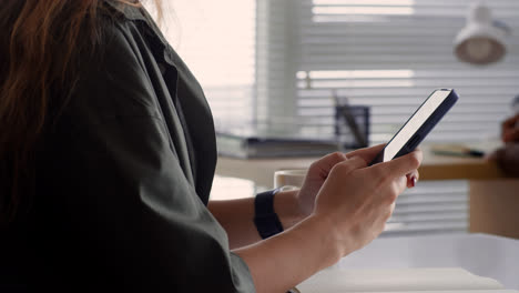 Frau-Benutzt-Smartphone