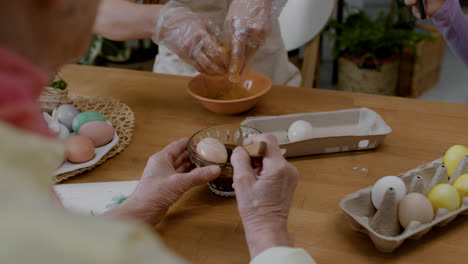 People-painting-Easter-eggs