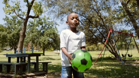 Junge-Spielt-Im-Park