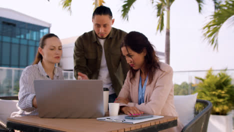 People-working-at-the-terrace