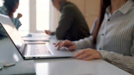 Leute,-Die-Im-Büro-Arbeiten