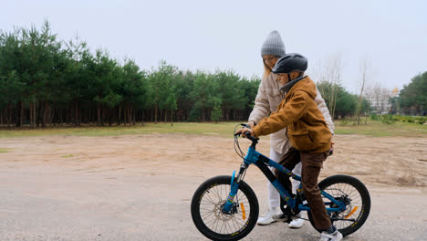 Mutter-Bringt-Sohn-Fahrradfahren-Bei