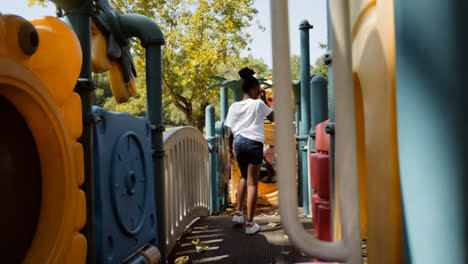 Kinder-Haben-Spaß-Auf-Dem-Spielplatz