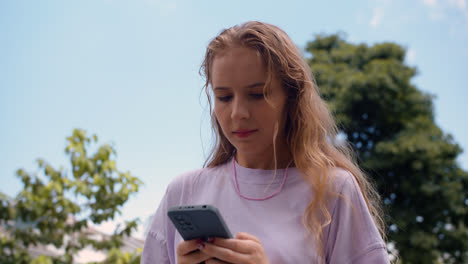 Girl-using-smartphone-outdoors