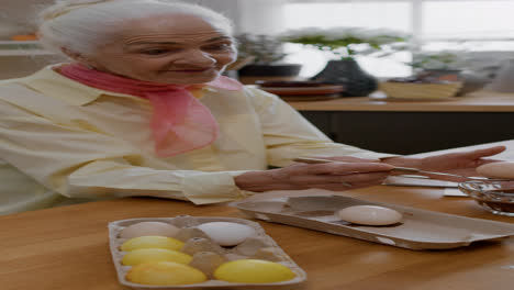 Mujer-Tiñendo-Huevos-De-Pascua-En-El-Café