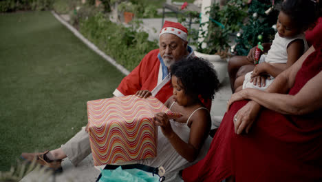 Familia-Feliz-Relajándose-En-El-Patio-Trasero