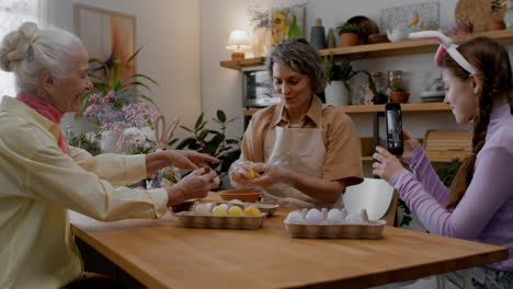 Gente-Pintando-Huevos-De-Pascua