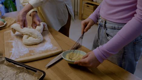 Familie-Kocht-In-Der-Küche