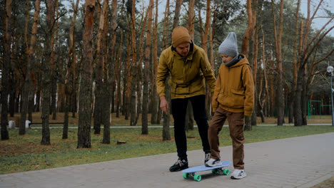 Kind-Auf-Skateboard