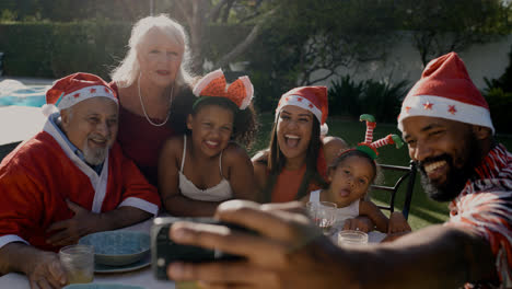 Glückliche-Menschen-Feiern-Weihnachten-Im-Garten