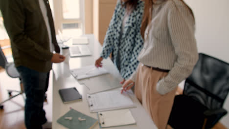 Gente-Trabajando-En-La-Oficina