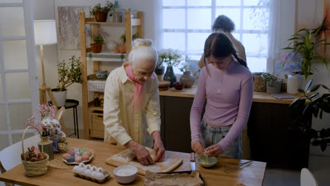 Family-cooking-in-the-kitchen