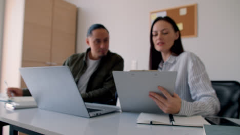 Gente-Trabajando-En-La-Oficina