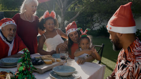 Glückliche-Menschen-Feiern-Weihnachten-Im-Garten