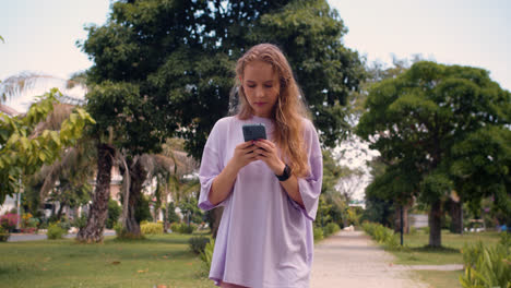 Girl-using-smartphone-outdoors