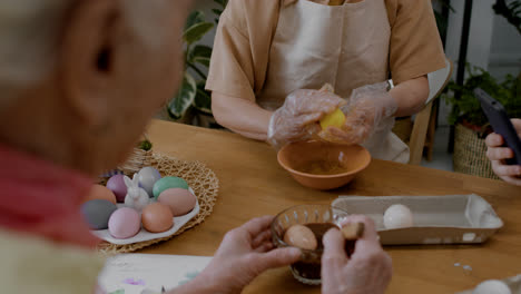 Gente-Pintando-Huevos-De-Pascua