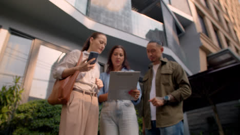 People-working-outside-the-office