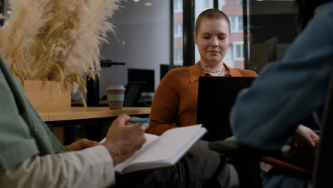 Woman-talking-in-the-office