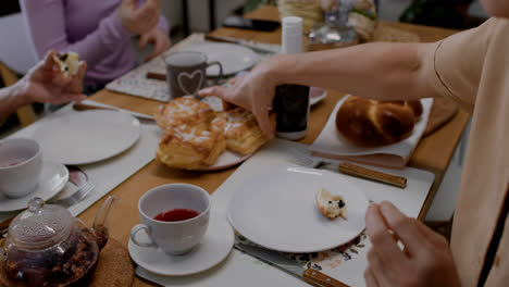 Family-eating-snacks