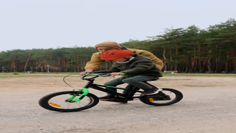 Niño-Aprendiendo-A-Andar-En-Bicicleta