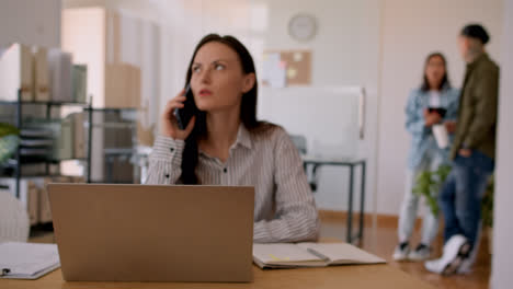 Persona-Trabajando-En-La-Oficina