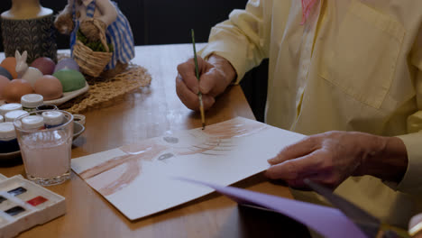 Mujer-Mayor-Pintando-Un-Conejito