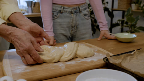 Familie-Kocht-In-Der-Küche