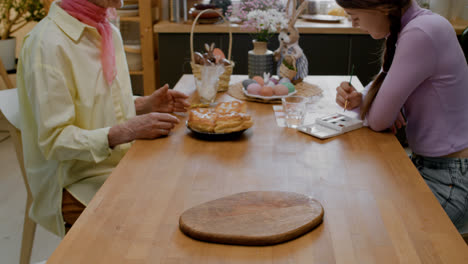 Familie-Zu-Hause-In-Ostern